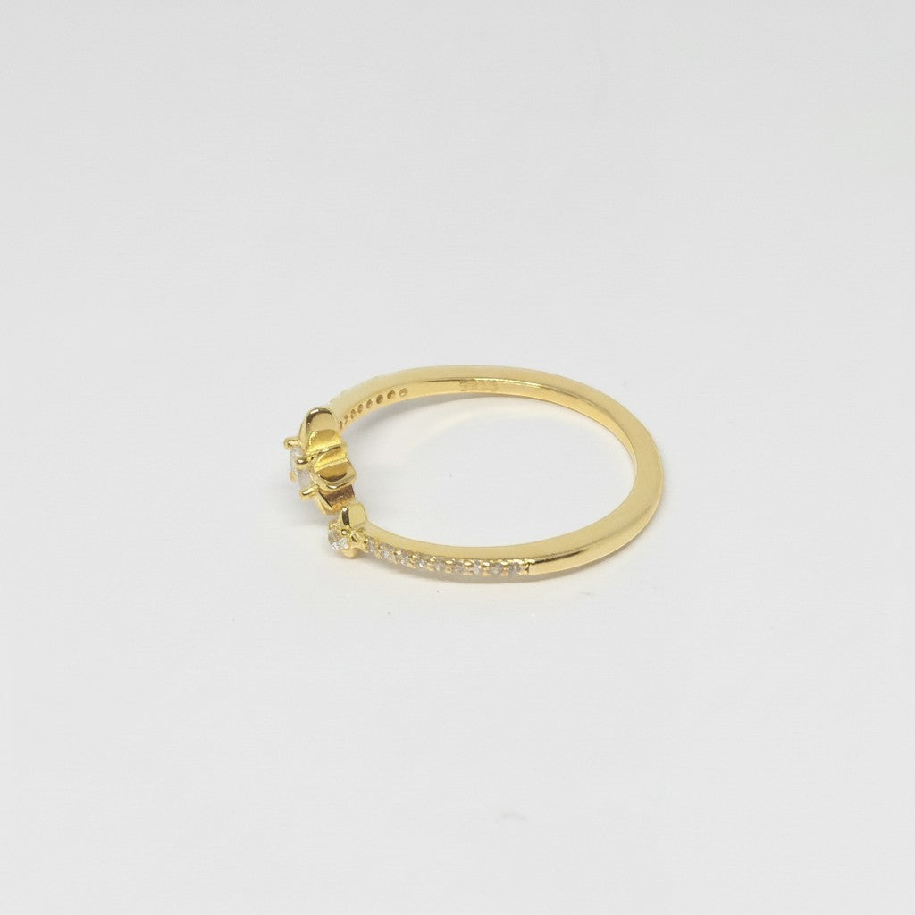 Majoa Astréa gold-plated sterling silver ring with star motif and sparkling stones. Adjustable size.