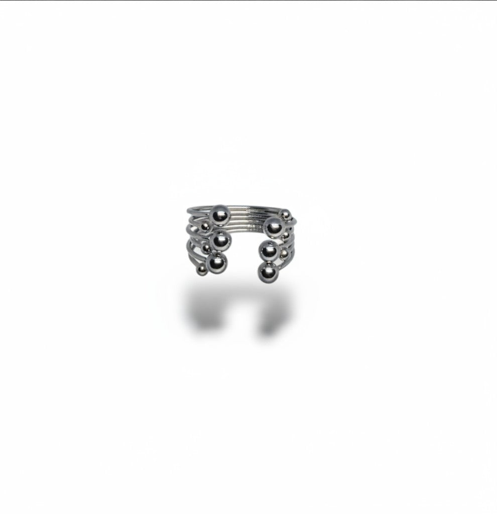 Bague Constellation Majoa en acier inoxydable argenté avec un design sculptural de lignes et sphères métalliques.