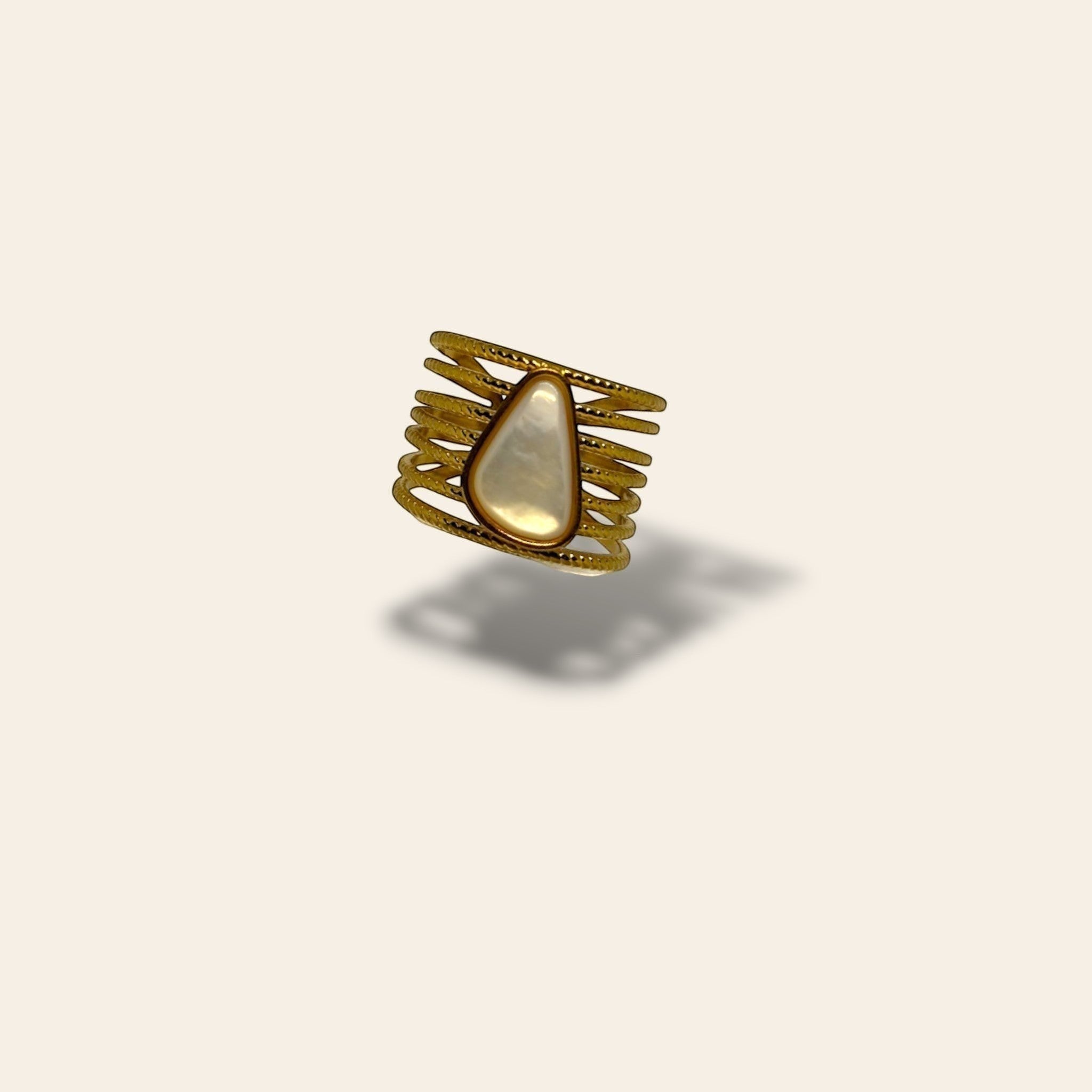 Bague Majoa Éclat Nacré en acier inoxydable argenté avec anneaux entrelacés et pierre nacrée centrale ajustable