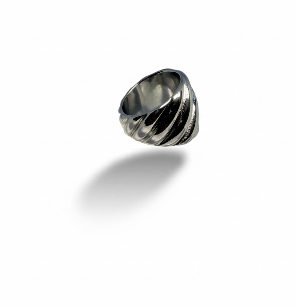 Bague Fronde Majoa en acier inoxydable argenté avec un design sculpté et volumineux, style unisexe intemporel.
