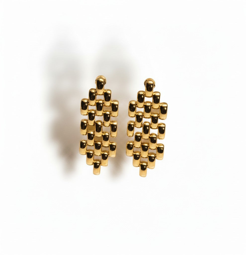 Boucles d'oreilles Majoa Rempart en acier inoxydable doré avec motif entrelacé graphique et finition brillante