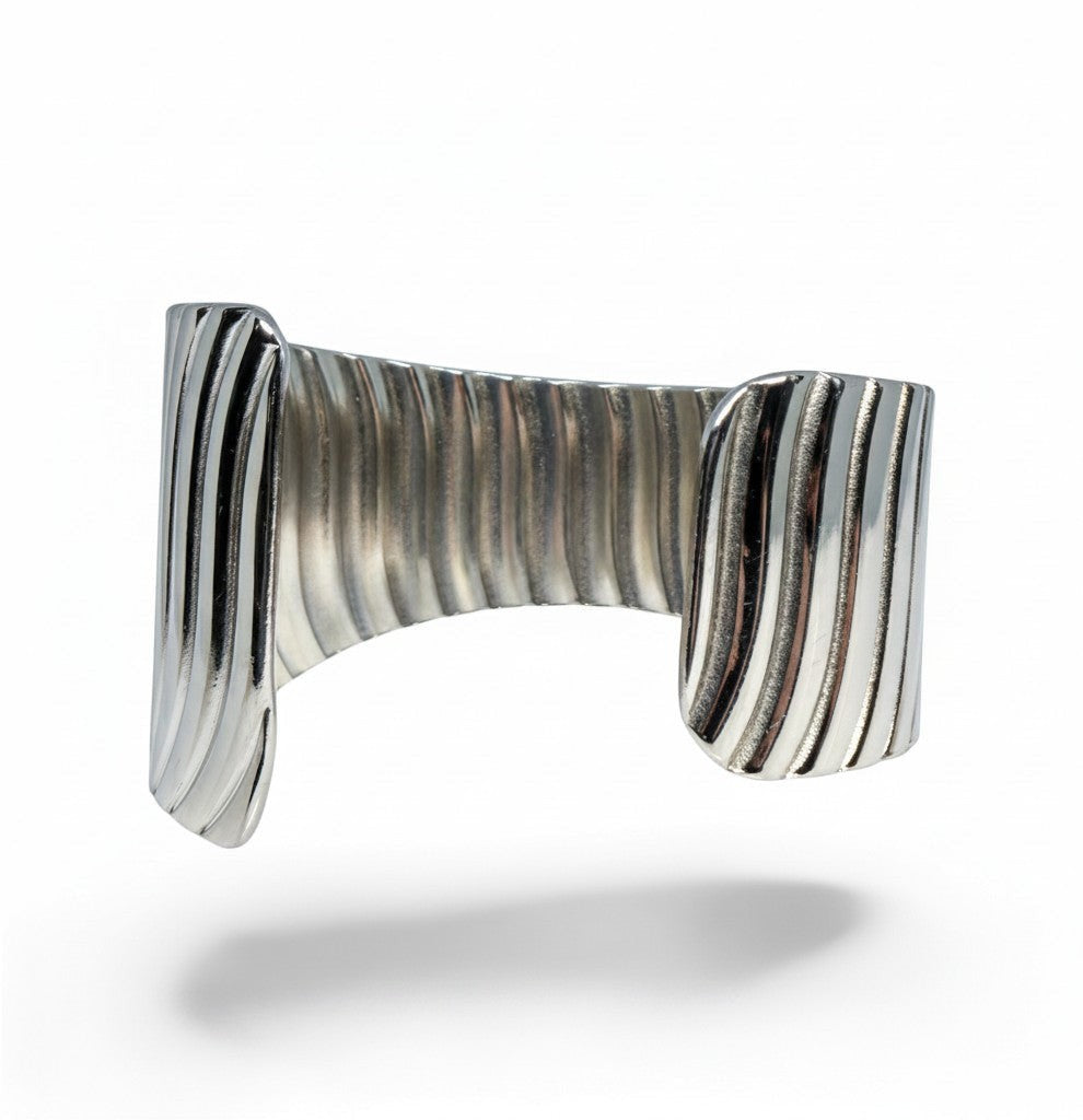 Manchette Forteresse Majoa en acier inoxydable argenté avec un design sculptural à lignes verticales texturées