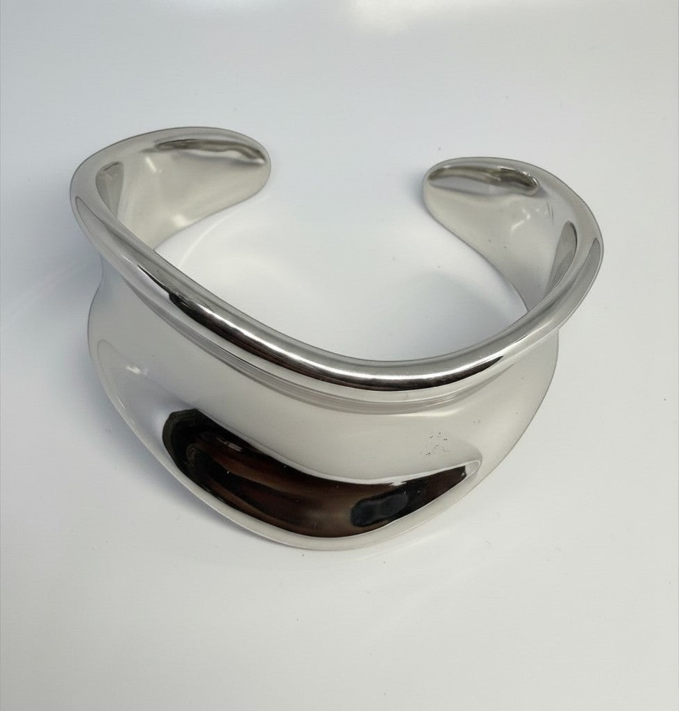 Manchette Rempart Majoa en acier inoxydable argenté avec finition polie miroir et design sculptural ouvert