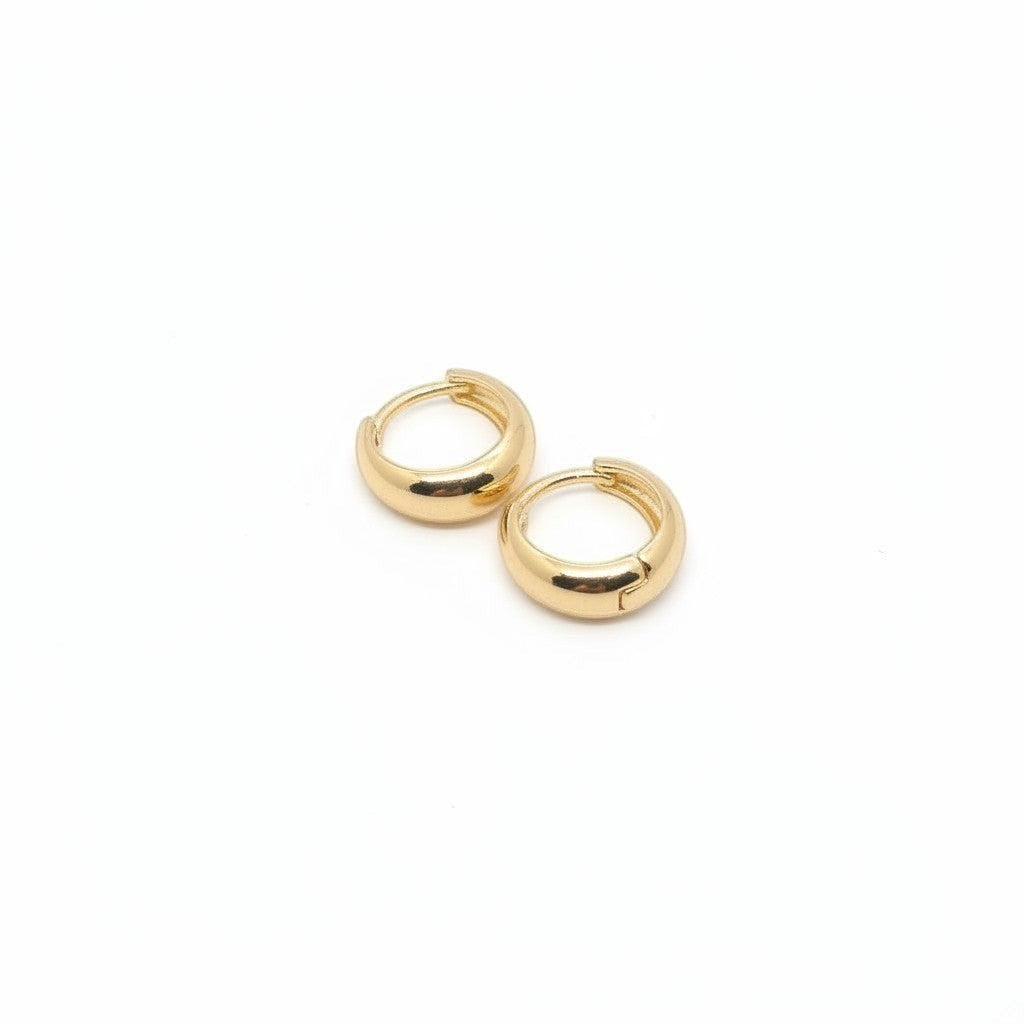Majoa Mini créoles essentielles dorées, design épuré et arrondi, parfaites pour un look minimaliste ou en accumulation.