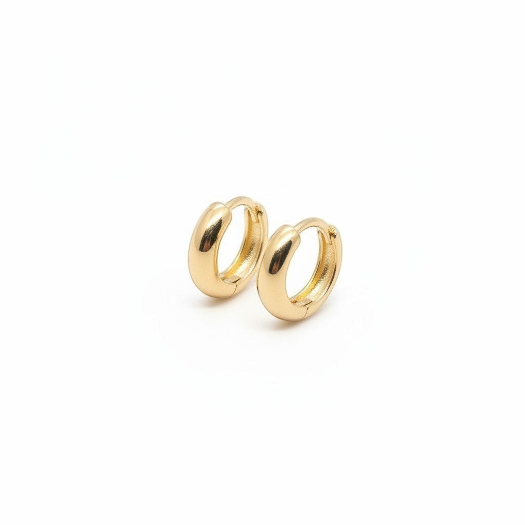 Majoa Mini créoles essentielles dorées, design épuré et arrondi, parfaites pour un look minimaliste ou en accumulation.