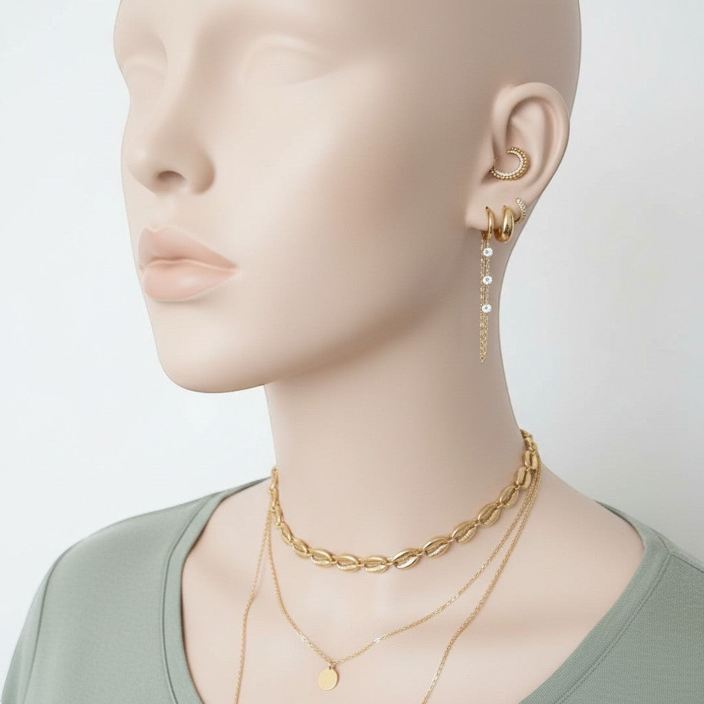 Majoa Mini créoles essentielles dorées ornées de zircons, design épuré, parfaites pour un look minimaliste ou superposé.
