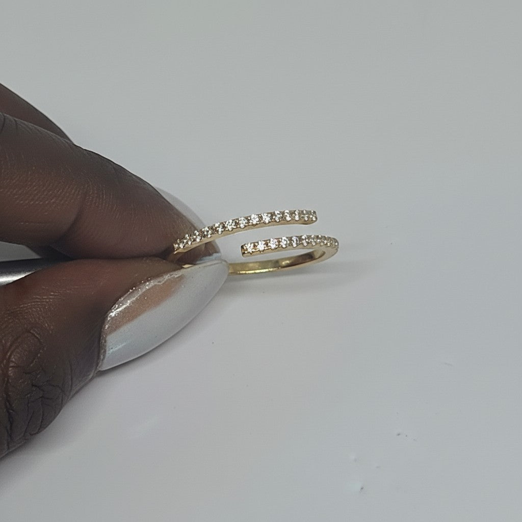 Majoa NOVA ring in 925 silver with delicate stones, open and adjustable design.