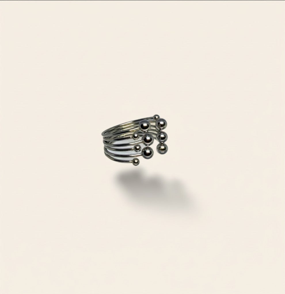 Bague Constellation Majoa en acier inoxydable argenté avec un design sculptural de lignes et sphères métalliques