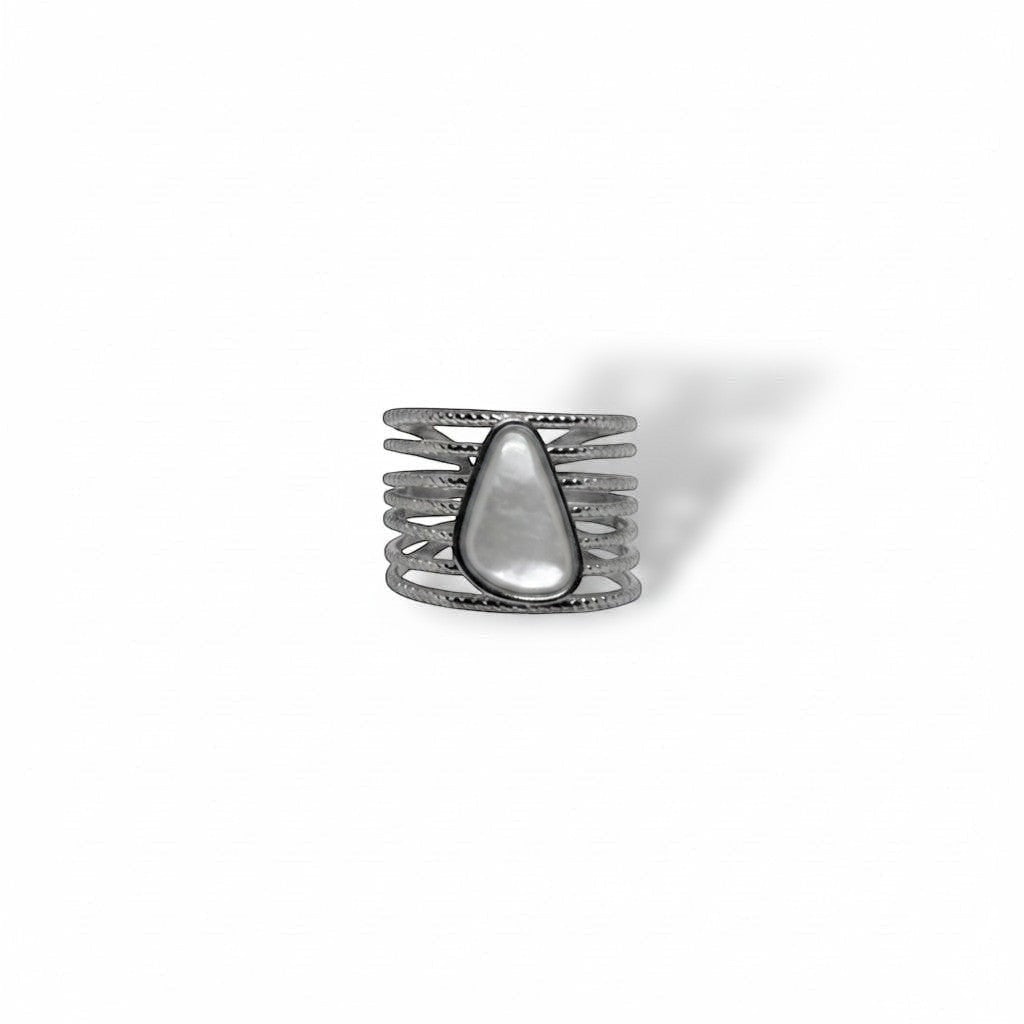 Bague Majoa Éclat Nacré en acier inoxydable argenté avec anneaux entrelacés et pierre nacrée centrale ajustable