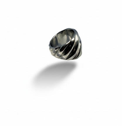Bague Fronde Majoa en acier inoxydable argenté avec un design sculpté et volumineux, style unisexe intemporel.