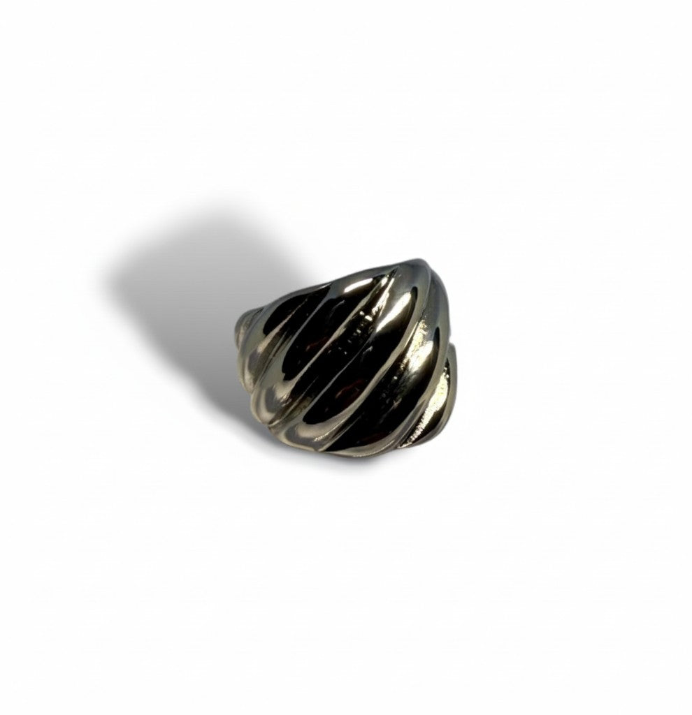 Bague Fronde Majoa en acier inoxydable argenté avec un design sculpté et volumineux, style unisexe brillant.