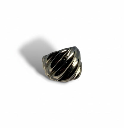 Bague Fronde Majoa en acier inoxydable argenté avec un design sculpté et volumineux, style unisexe brillant.