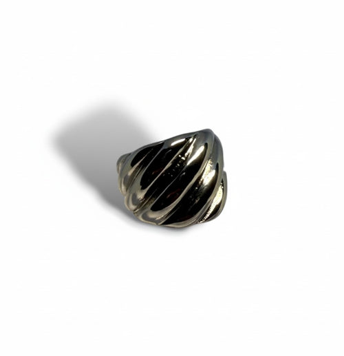 Bague Fronde Majoa en acier inoxydable argenté avec un design sculpté et volumineux, style unisexe brillant.