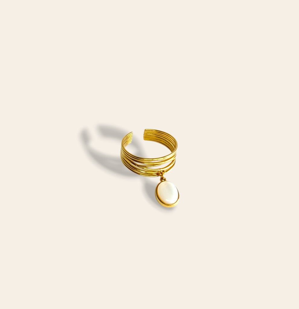 Bague Nomade Majoa ajustable en acier inoxydable doré avec anneaux superposés et pierre nacrée suspendue