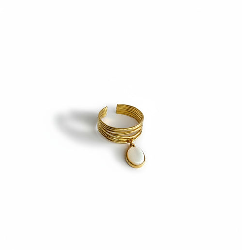 Bague Nomade Majoa ajustable en acier inoxydable doré avec anneaux superposés et pierre nacrée suspendue