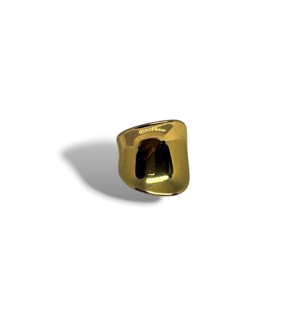 Bague Souveraine Majoa en acier inoxydable doré avec une forme organique et une finition miroir brillante.
