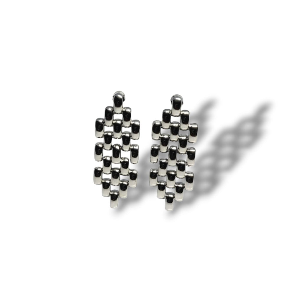 Boucles d'oreilles Majoa Rempart en acier inoxydable argenté avec motif graphique entrelacé brillant