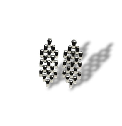Boucles d'oreilles Majoa Rempart en acier inoxydable argenté avec motif graphique entrelacé brillant