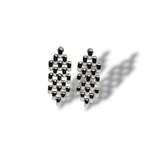 Boucles d'oreilles Majoa Rempart en acier inoxydable argenté avec motif graphique entrelacé brillant