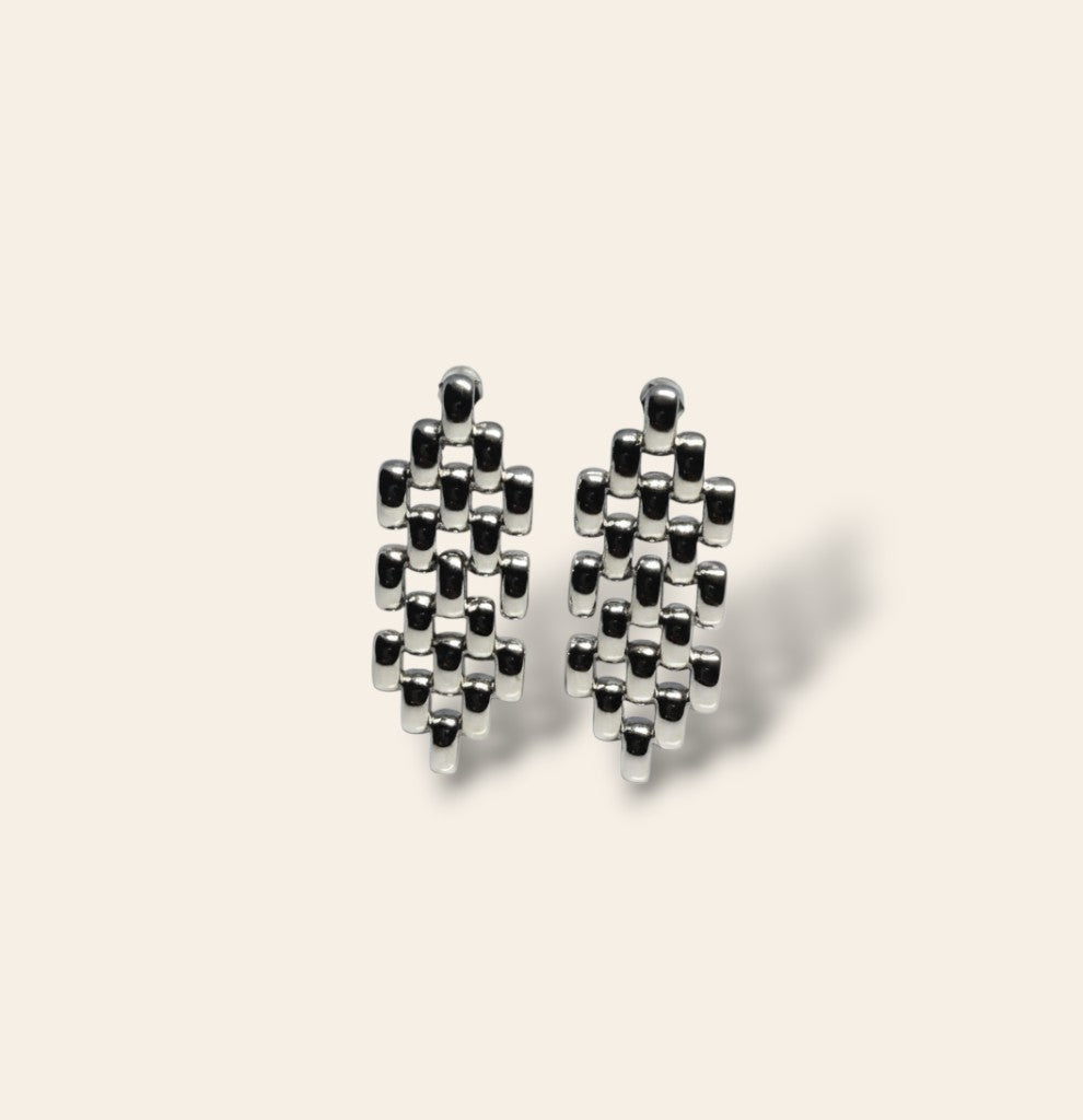 Boucles d'oreilles Majoa Rempart en acier inoxydable argenté avec motif graphique entrelacé brillant
