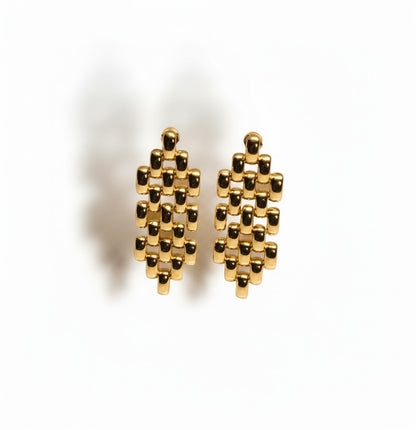 Boucles d'oreilles Majoa Rempart en acier inoxydable doré avec motif entrelacé graphique et finition brillante