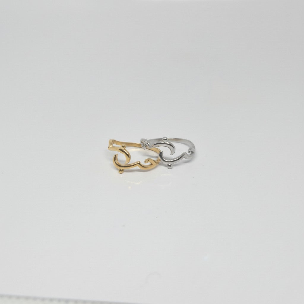 Majoa gold and silver calligraphy ring spelling 'amour' with a fluid, elegant design. Modern, symbolic jewelry.