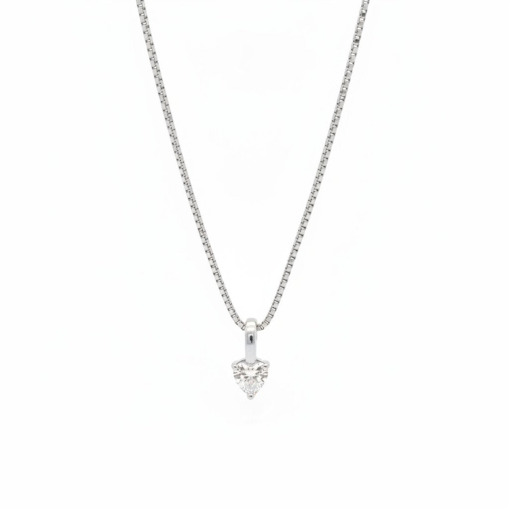 Collier Majoa Aura en or avec pendentif en forme de cœur en cristal, chaîne fine et lumineuse, style minimaliste.