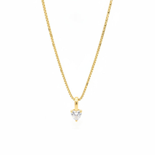 Collier Aura Majoa en or avec pendentif en forme de cœur serti d'une pierre scintillante, style minimaliste.
