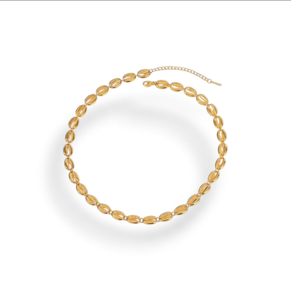 Collier Majoa Cauris Majestueux en plaqué or 18K avec une chaîne de cauris dorés élégante