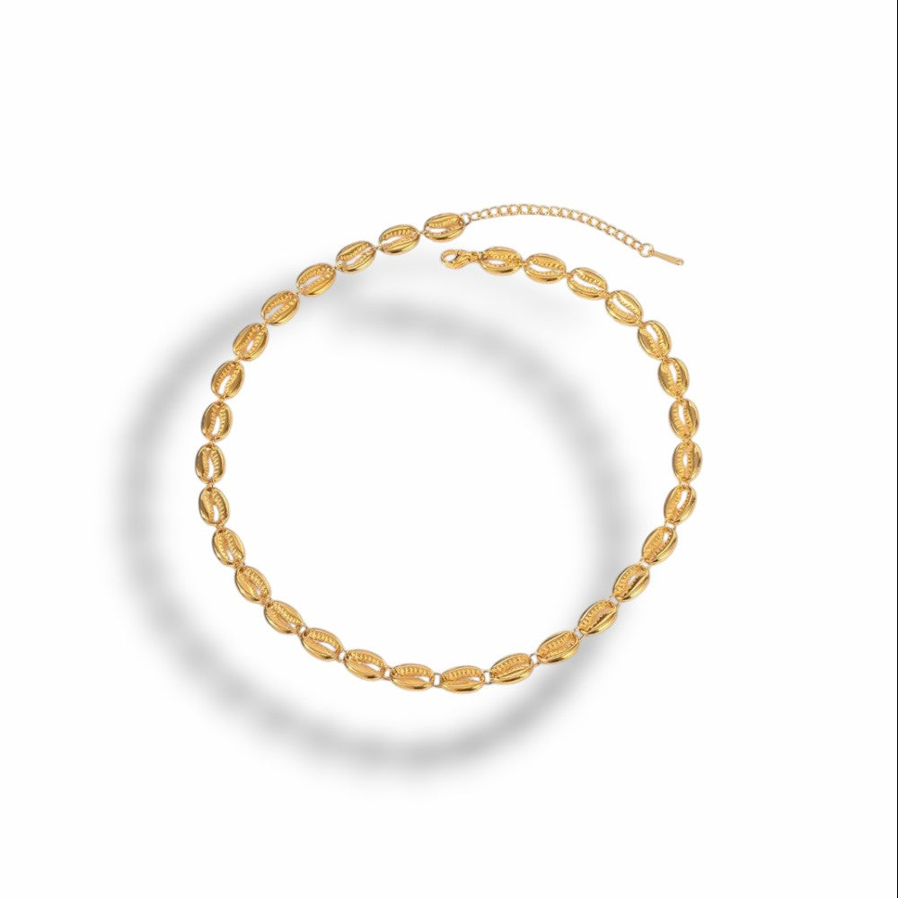 Collier Majoa Cauris Majestueux en plaqué or 18K avec une chaîne de cauris dorés élégante