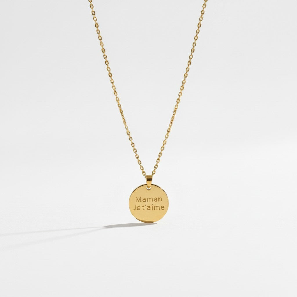 Collier Majoa en acier inoxydable doré, pendentif rond gravé "Maman Je t'aime", style minimaliste.