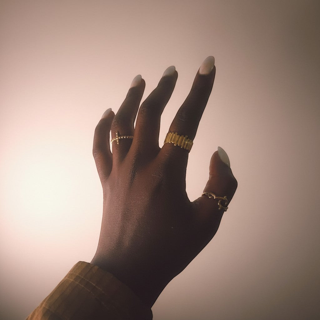 Majoa gold calligraphy ring inspired by Arabic script, featuring the word "amour" in a fluid design. Modern, openwork, and elegant.