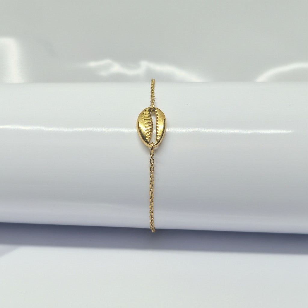 Majoa gold cowrie shell bracelet made of stainless steel. Delicate chain, water-resistant, hypoallergenic.