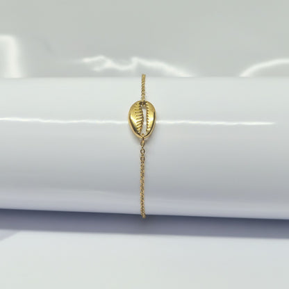 Majoa gold cowrie shell bracelet made of stainless steel. Delicate chain, water-resistant, hypoallergenic.