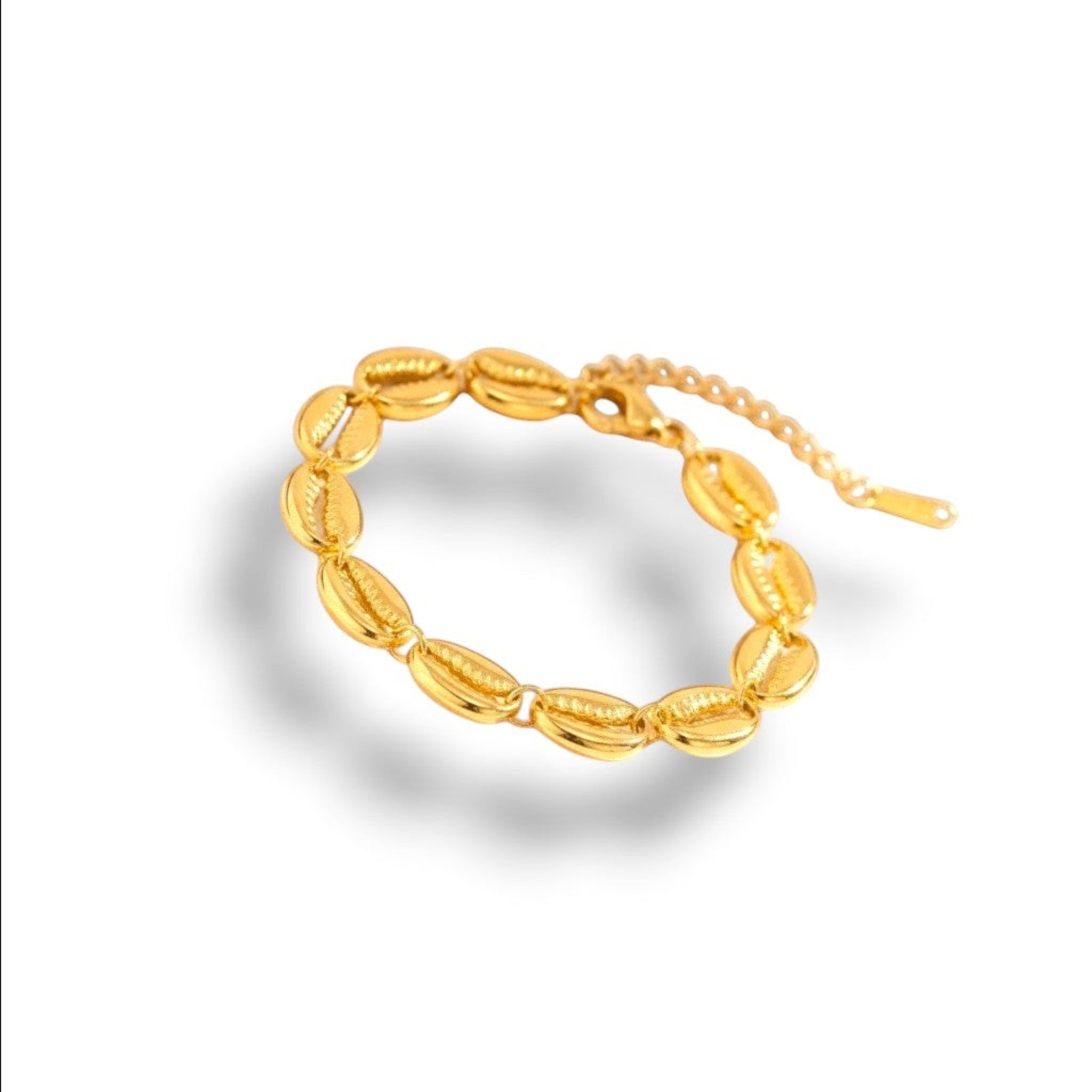 Confectionné avec un souci du détail exceptionnel, chaque coquillage poli s'assemble pour créer un bijou délicat et captivant. La finition dorée, chaude et brillante, apporte une touche de luxe, idéale pour une journée décontractée à la plage comme pour une soirée sophistiquée. Léger et confortable, ce bracelet est conçu pour devenir un bijou intemporel, évoquant l'esprit de l'été et la beauté naturelle de l'océan.