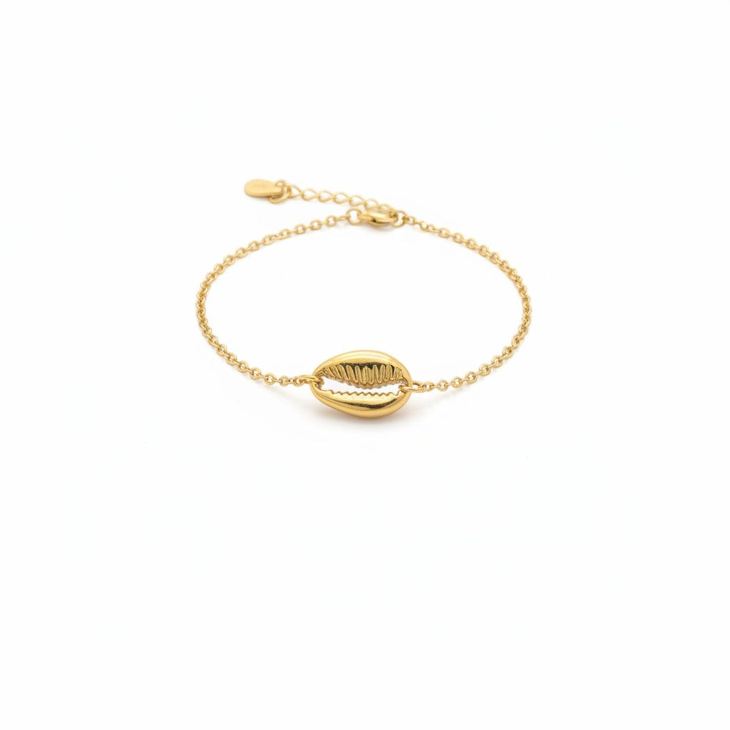 Majoa gold cowrie shell bracelet made of stainless steel. Delicate chain, water-resistant, hypoallergenic.