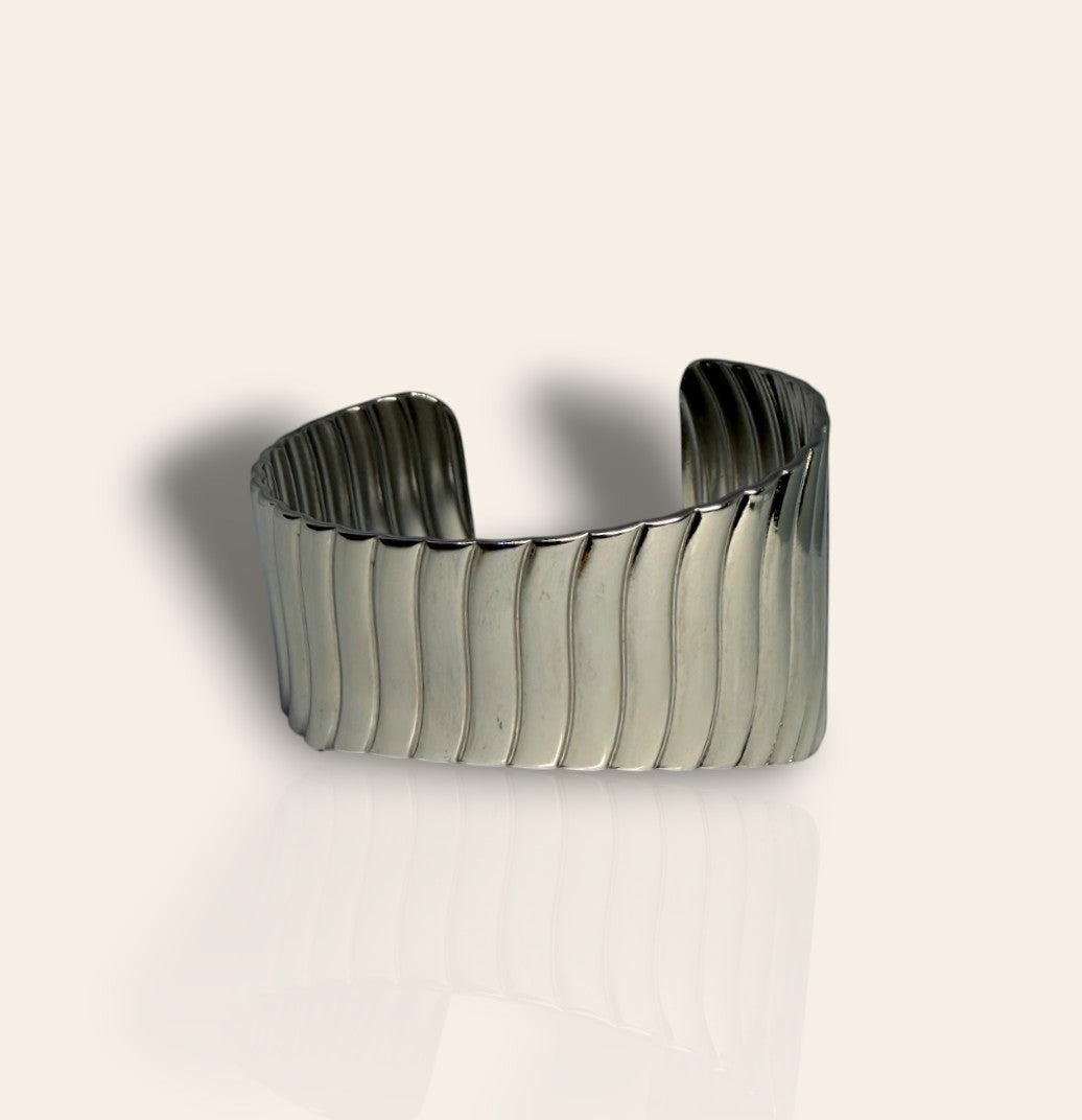 Manchette Majoa Forteresse en acier inoxydable argenté avec un design sculptural à lignes verticales texturées
