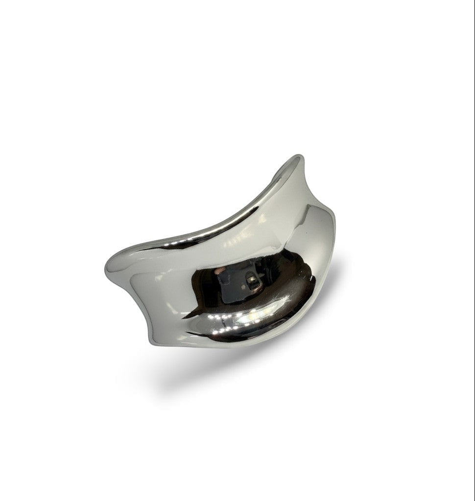 Manchette Rempart Majoa en acier inoxydable argenté, bracelet ouvert sculptural à la finition polie miroir.