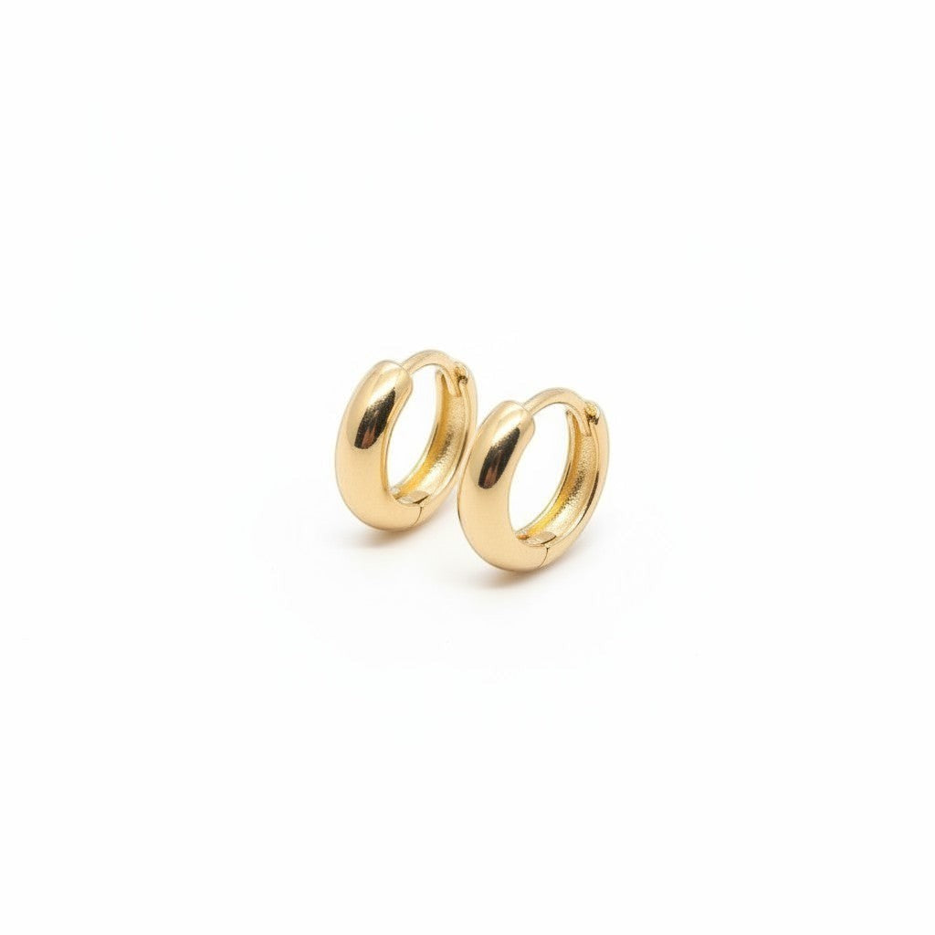 Majoa Mini créoles essentielles dorées, design épuré et arrondi, parfaites pour un look minimaliste ou en accumulation.