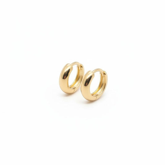 Majoa Mini créoles essentielles dorées, design épuré et arrondi, parfaites pour un look minimaliste ou en accumulation.