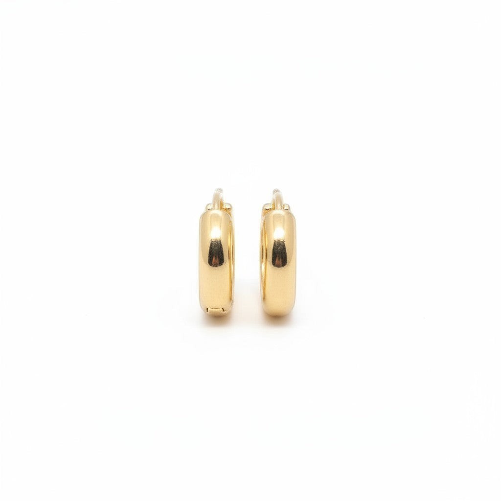 Majoa Mini créoles essentielles dorées, design épuré et arrondi, parfaites pour un look minimaliste ou en accumulation.