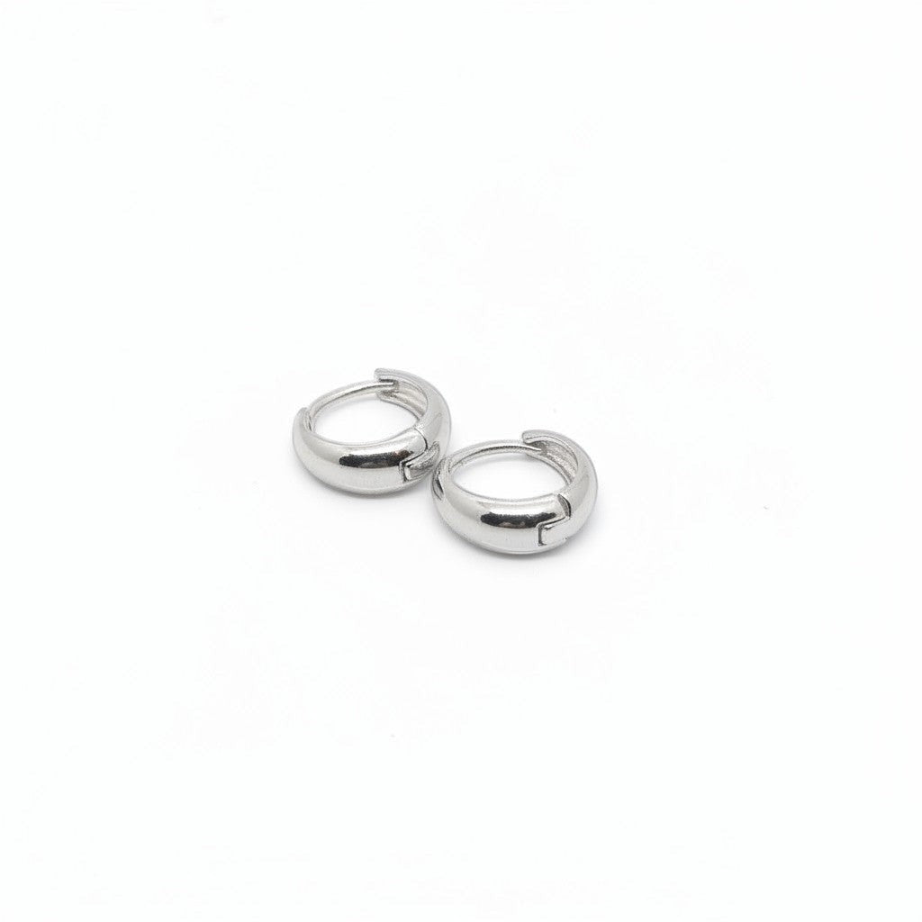Majoa Mini créoles essentielles dorées, design épuré et arrondi, parfaites pour un look minimaliste ou en accumulation.