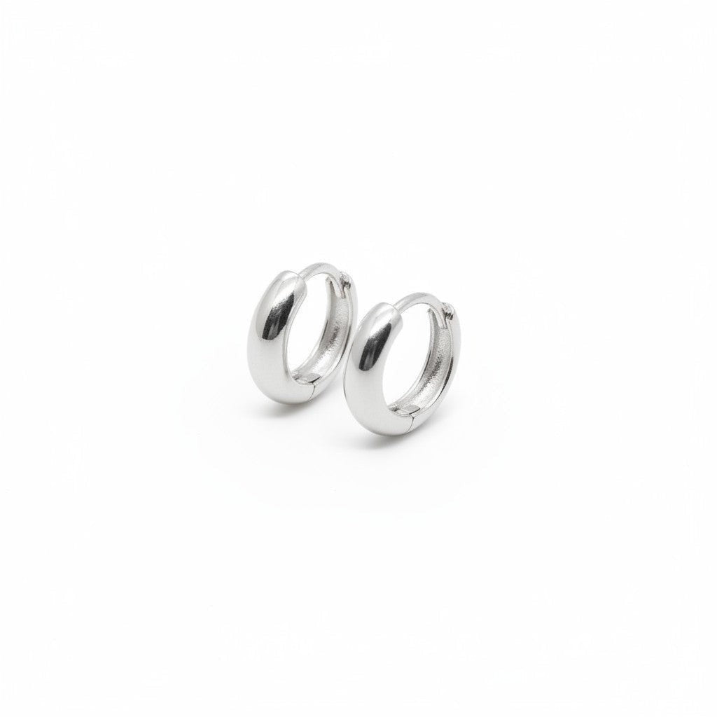 Majoa Mini créoles essentielles argentées, design épuré et arrondi, parfaites pour un look minimaliste ou en accumulation.